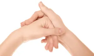 Manos entrelazadas, una de ellas parece crujirse los dedos. Recuerda que es malo crujirse los dedos.