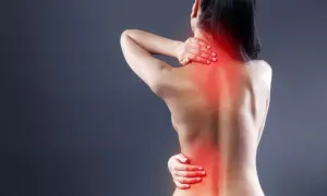 Mujer con dolor en la espalda alta, sintiendo la molestia de la artrosis.