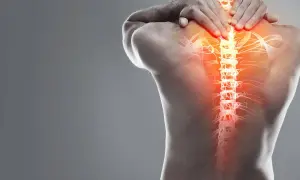 Hombre con dolor en la espalda, resaltando la charnela dorsolumbar con un brillo rojo.