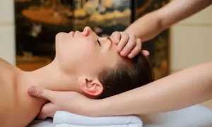 Manos expertas realizan masajes de cuello y cervicales para aliviar la tensión y promover la relajación.