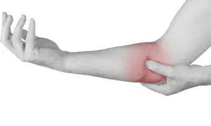 Brazo con zona enrojecida en el codo, indicando posible irritación del nervio cubital.