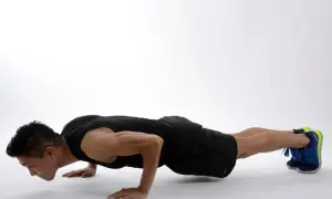 Hombre haciendo flexiones, un ejercicio efectivo para fortalecer los ejercicios triceps y el pecho.