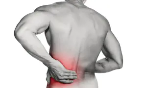 Hombre con mano en la espalda baja, zona roja indica dolor lumbar.