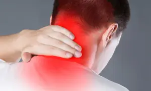 Hombre con dolor en la nuca, zona roja indica posible neuralgia occipital. Busca ejercicios para aliviar la tensión.