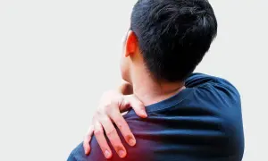 Hombre con dolor desde el hombro hasta los dedos, tocando su hombro izquierdo con la mano.