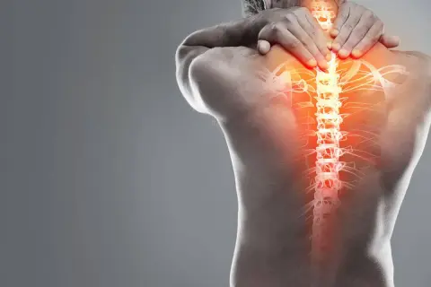 Hombre con dolor en la espalda, resaltando la charnela dorsolumbar con un brillo rojo.