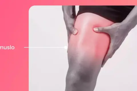 Persona sujetando la parte interna del muslo con un área enrojecida que indica dolor.
