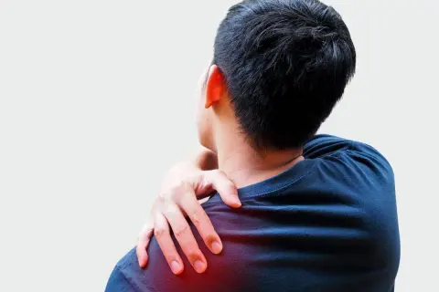 Hombre con dolor desde el hombro hasta los dedos, tocando su hombro izquierdo con la mano.