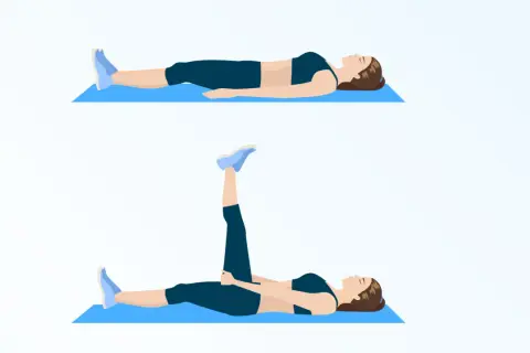 Mujer haciendo estiramiento de pierna para aliviar el dolor de rodilla durmiendo.