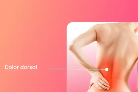 Persona con dolor dorsal ancho, señalando la zona afectada en su espalda baja.