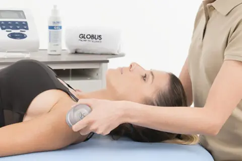 Fisioterapeuta aplica ultrasonidos. Se debe conocer las ultrasonidos fisioterapia contraindicaciones para un uso seguro.