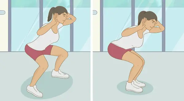 Mujer en posición de sentadilla con salto, con las manos detrás de las orejas.