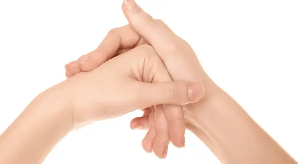 Manos entrelazadas, una de ellas parece crujirse los dedos. Recuerda que es malo crujirse los dedos.