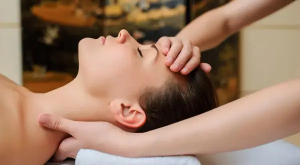 Manos expertas realizan masajes de cuello y cervicales para aliviar la tensión y promover la relajación.