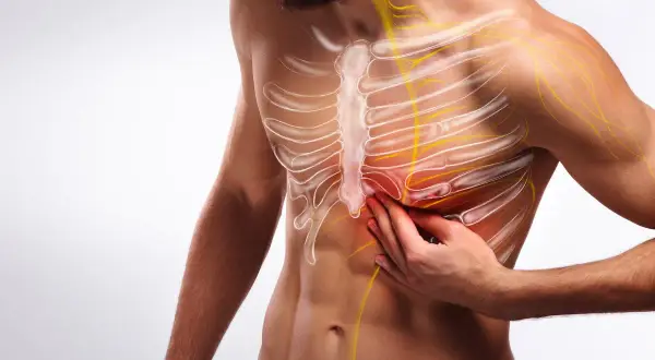Hombre con dolor en el pecho, señalando una posible contractura intercostal. Se visualizan costillas y nervios.