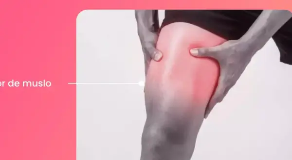 Persona sujetando la parte interna del muslo con un área enrojecida que indica dolor.