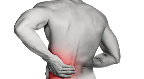 Hombre con mano en la espalda baja, zona roja indica dolor lumbar.