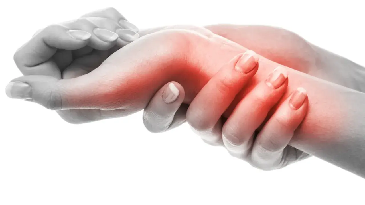 Manos con área roja en la muñeca, indicando dolor. El **sinovitis tratamiento fisioterapia** puede aliviar esta inflamación.