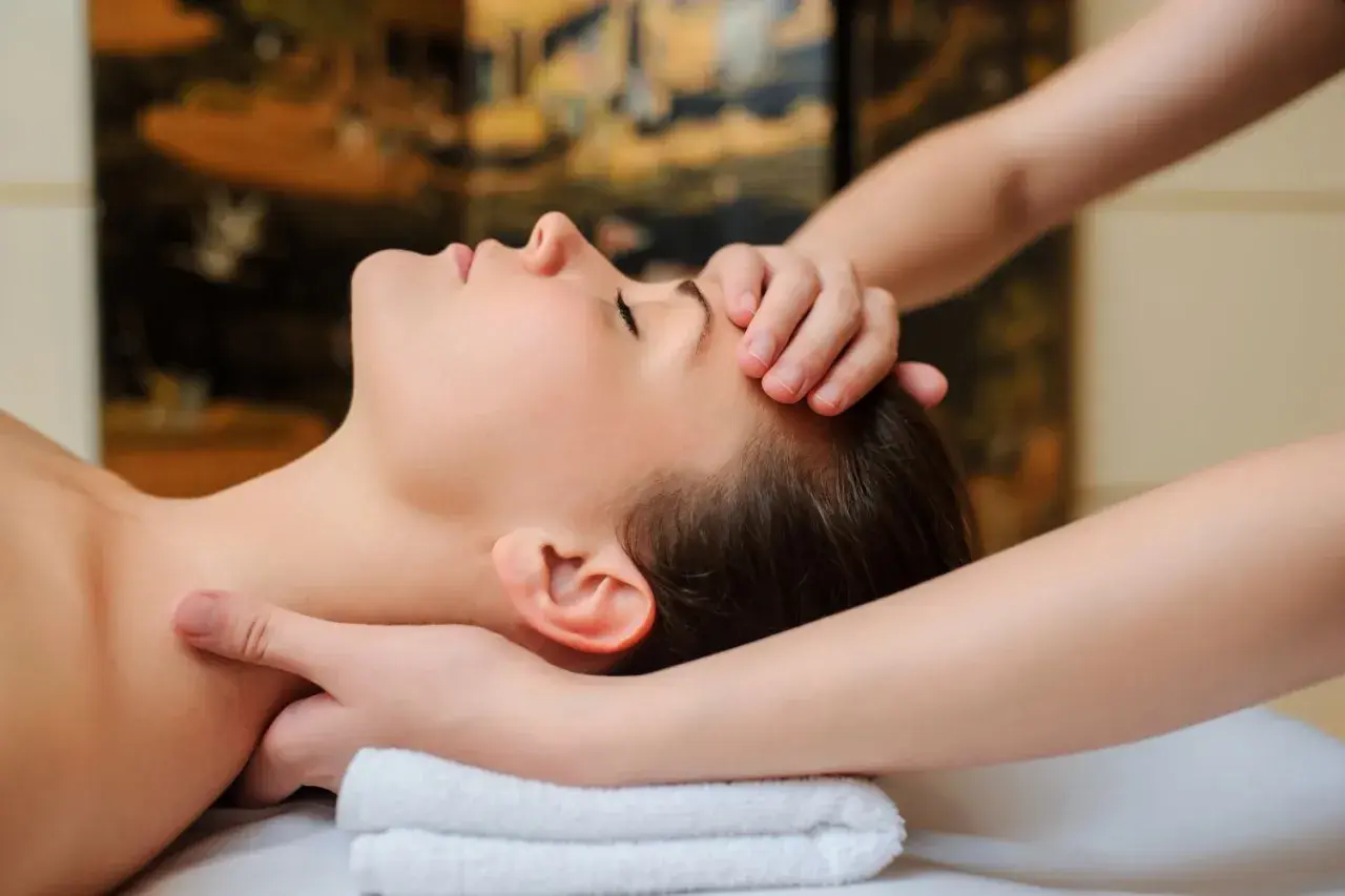 Manos expertas realizan masajes de cuello y cervicales para aliviar la tensión y promover la relajación.
