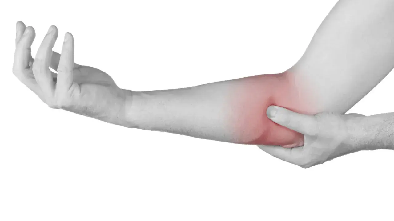 Brazo con zona enrojecida en el codo, indicando posible irritación del nervio cubital.