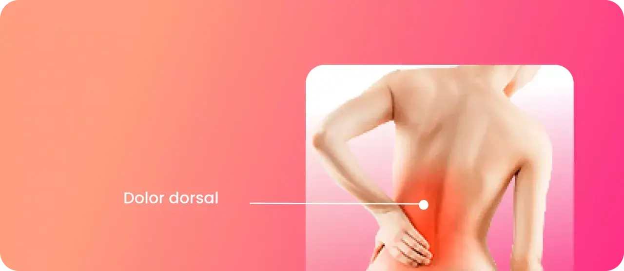 Persona con dolor dorsal ancho, señalando la zona afectada en su espalda baja.