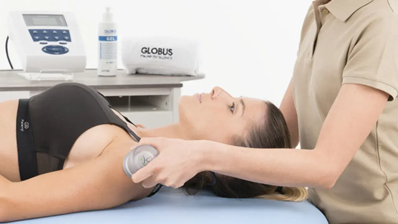Fisioterapeuta aplica ultrasonidos. Se debe conocer las ultrasonidos fisioterapia contraindicaciones para un uso seguro.