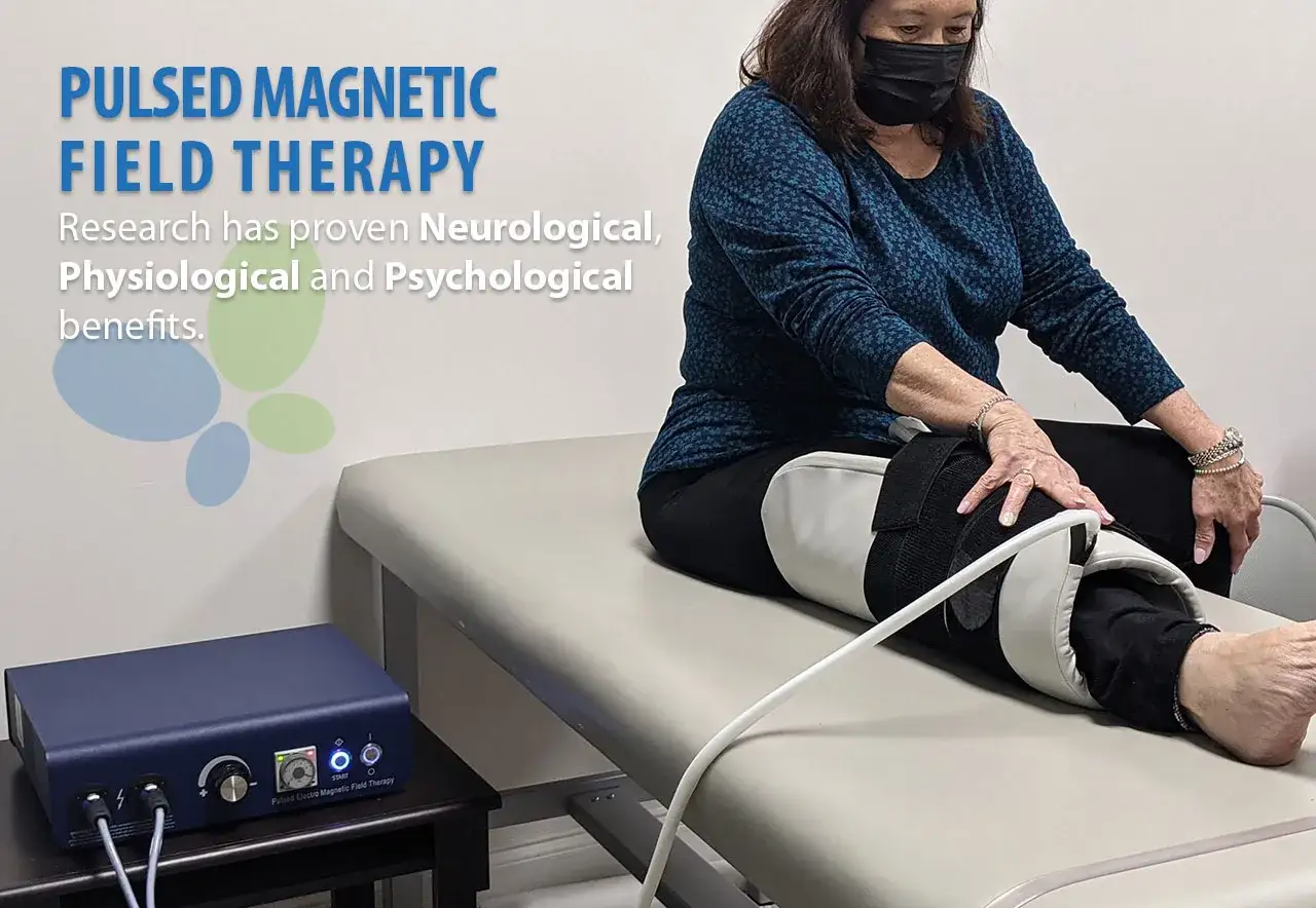 Mujer recibiendo magnetoterapia en su pierna. La magnetoterapia que es y para que sirve se muestra en la imagen.