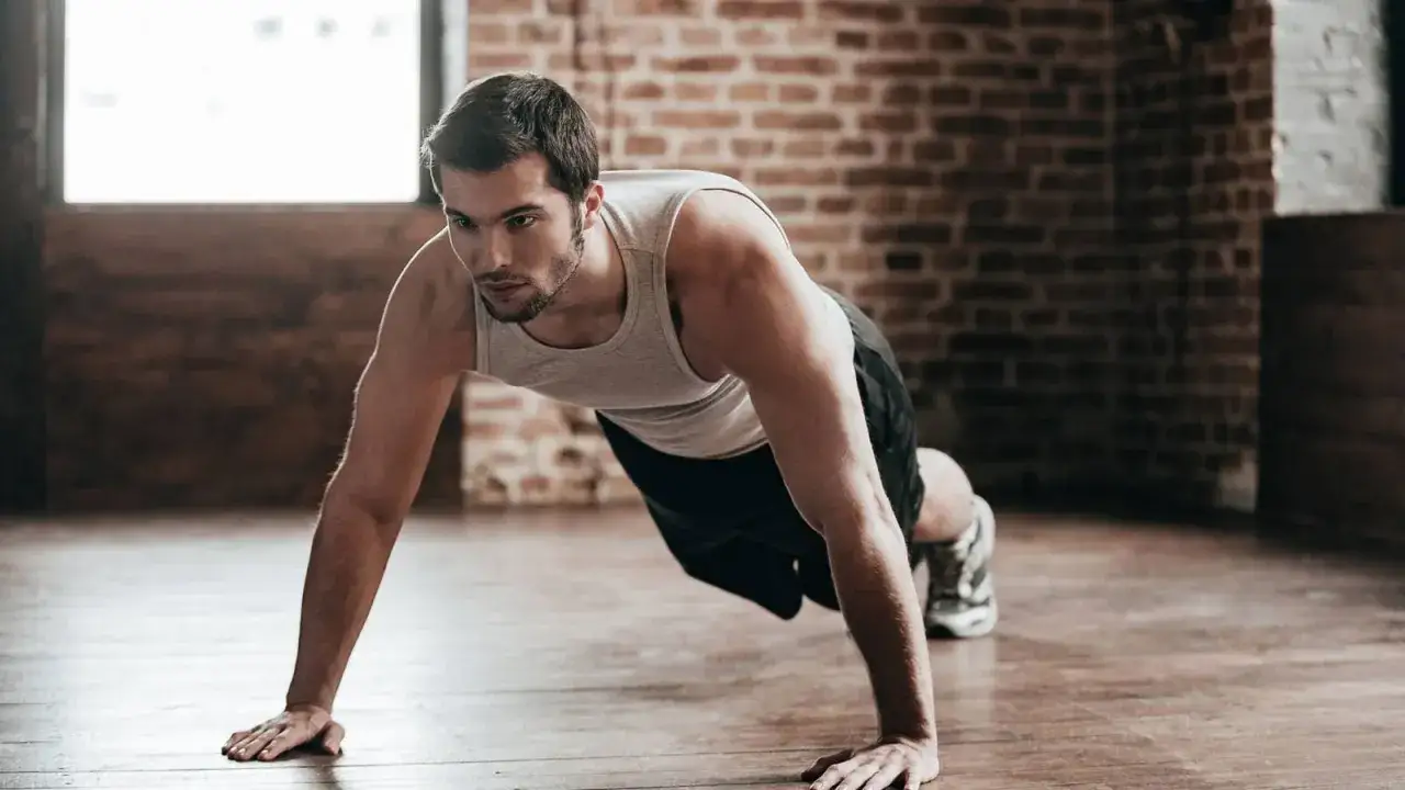 Hombre haciendo flexiones, un ejercicio que demuestra que es cardio.