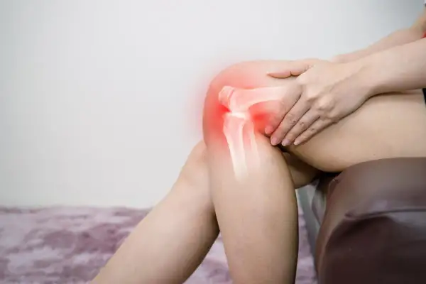 Rodilla con radiografía que muestra condropatía rotuliana grado 4, con dolor marcado en rojo.