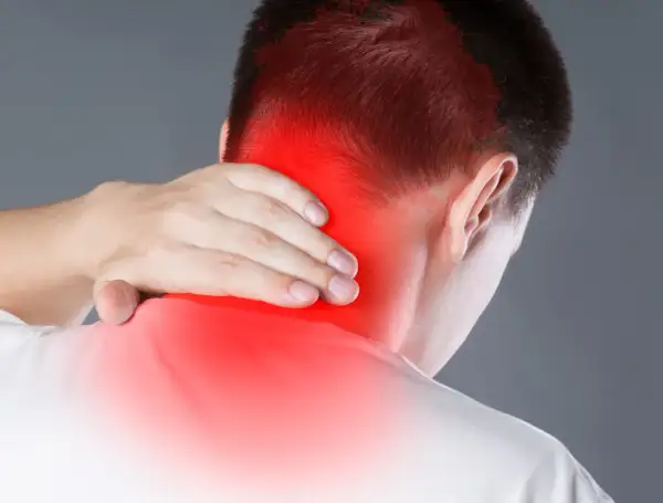 Hombre con dolor en la nuca, zona roja indica posible neuralgia occipital. Busca ejercicios para aliviar la tensión.