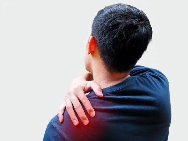 Hombre con dolor desde el hombro hasta los dedos, tocando su hombro izquierdo con la mano.