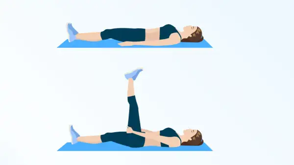 Mujer haciendo estiramiento de pierna para aliviar el dolor de rodilla durmiendo.